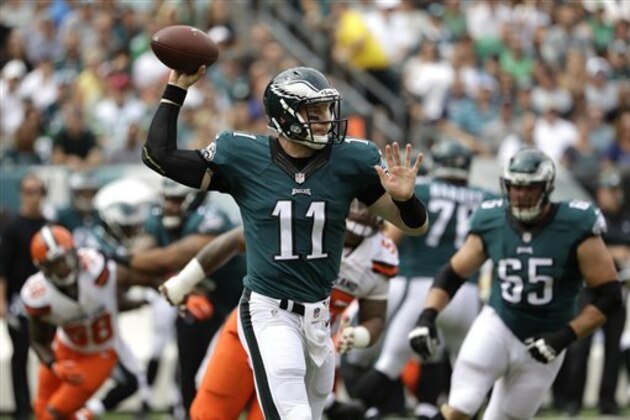Carson Wentz, de los Eagles de Filadelfia, lanza un pase en la primera mitad del encuentro ante los Browns de Cleveland, el domingo 11 de septiembre de 2016 (AP foto/Matt Rourke)