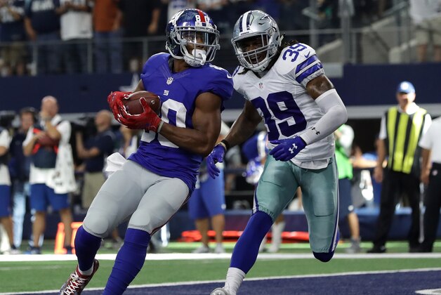 ARLINGTON, TX - SEPTEMBER 11:  Victor Cruz #80 of the New York Giants catches a touchdown pass during the fourth quarter against the Dallas Cowboys at AT&T Stadium on September 11, 2016 in Arlington, Texas.  (Photo by Ronald Martinez/Getty Images)