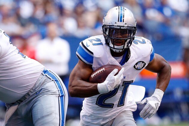 INDIANAPOLIS, IN - SEPTEMBER 11: Ameer Abdullah #21 of the Detroit Lions runs past a blocker during the second quarter of the game against the Indianapolis Colts at Lucas Oil Stadium on September 11, 2016 in Indianapolis, Indiana. (Photo by Joe Robbins/Getty Images)
