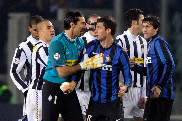 TURIN, ITALY - DECEMBER 05:  Gianluigi Buffon of Juventus FC and Thiago Motta of FC Internazionale Milano confront each other during the Serie A match between Juventus and Inter Milan at Stadio Olimpico on December 5, 2009 in Turin, Italy.  (Photo by Claudio Villa/Getty Images)