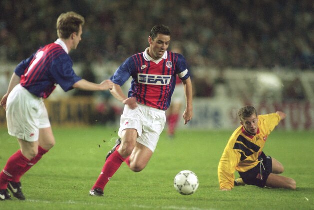 French footballer Paul Le Guen runs past Ian Selley during the first leg of the European Cup Winners Cup semi final between Paris Saint Germain and Arsenal at PSG's home ground Parc des Princes, in Paris, 29th March 1994. Arsenal won the fixture 1-0. (Photo by Anton Want/Getty Images)