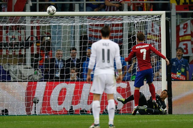 MILAN, ITALY - MAY 28: The penalty of Antoine Griezmann of Atletico Madrid hits the bar during the Champions League final match between Real Madrid and Club Atletico de Madrid at Stadio Giuseppe Meazza on May 28, 2016 in Milan, Italy.  (Photo by Boris Streubel/Getty Images)