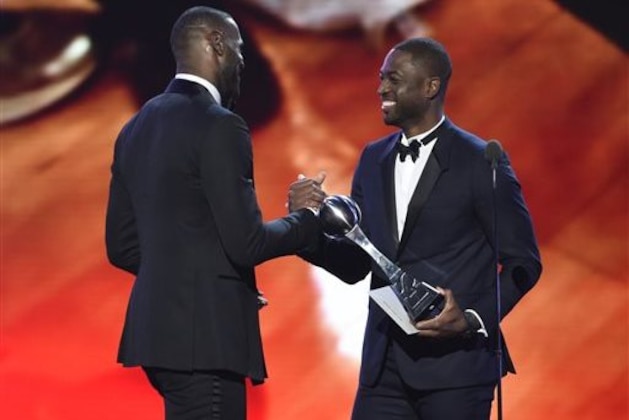 Dwyane Wade, right, presents the award for best male athlete to LeBron James, of the Cleveland Cavaliers, at the ESPY Awards at the Microsoft Theater on Wednesday, July 13, 2016, in Los Angeles. (Photo by Chris Pizzello/Invision/AP)