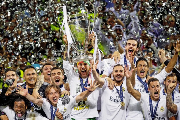 (L-R) Marcelo, Luka Modric, Cristiano Ronaldo, Sergio Ramos, Tony Kroos, Karim Benzema, Gareth Bale of Real Madrid show  the Cup during the UEFA Champions League final match between Real Madrid and Atletico Madrid on May 28, 2016 at the Giuseppe Meazza San Siro stadium in Milan, Italy.(Photo by VI Images via Getty Images)