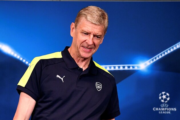 Arsenal's French manager Arsene Wenger arrives for a press conference on the eve of the team's UEFA Champions League football match against Paris Saint-Germain (PSG), on September 12, 2016 at the Parc des Princes stadium in Paris. / AFP / FRANCK FIFE        (Photo credit should read FRANCK FIFE/AFP/Getty Images)