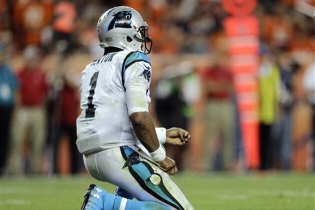 En esta foto del jueves 8 de septiembre de 2016, el quarterback de los Panthers de Carolina, Cam Newton, pone una rodilla en tierra tras recibir un golpe en el partido contra los Broncos de Denver (AP Foto/Joe Mahoney, archivo)
