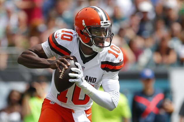 PHILADELPHIA, PA - SEPTEMBER 11: Quarterback Robert Griffin III #10 of the Cleveland Browns looks to pass against the Philadelphia Eagles during the first quarter at Lincoln Financial Field on September 11, 2016 in Philadelphia, Pennsylvania. (Photo by Rich Schultz/Getty Images)