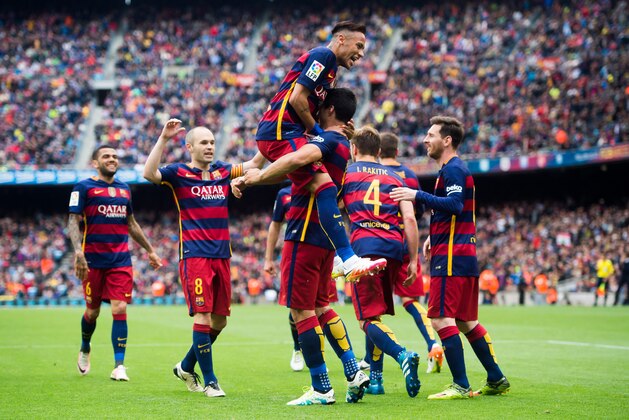 BARCELONA, SPAIN - MAY 08:  (L-R) Dani Alves, Andres Iniesta, Neymar Santos Jr, Ivan Rakitic and Lionel Messi of FC Barcelona celebrate with their teammate Luis Suarez (C) after scoring his team's third goal during the La Liga match between FC Barcelona and RCD Espanyol at Camp Nou on May 8, 2016 in Barcelona, Spain.  (Photo by Alex Caparros/Getty Images)