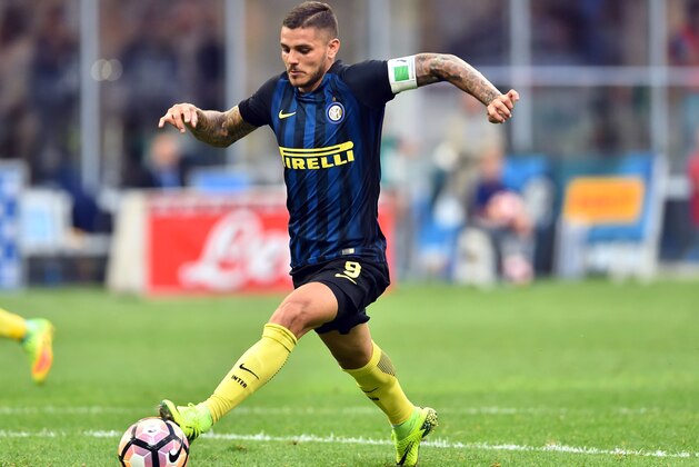 Inter Milan's Argentinian forward Mauro Icardi controls the ball during the Italian Serie A football match between Inter Milan and Palermo at 'San Siro' Stadium in Milan on August 28, 2016. / AFP / GIUSEPPE CACACE        (Photo credit should read GIUSEPPE CACACE/AFP/Getty Images)
