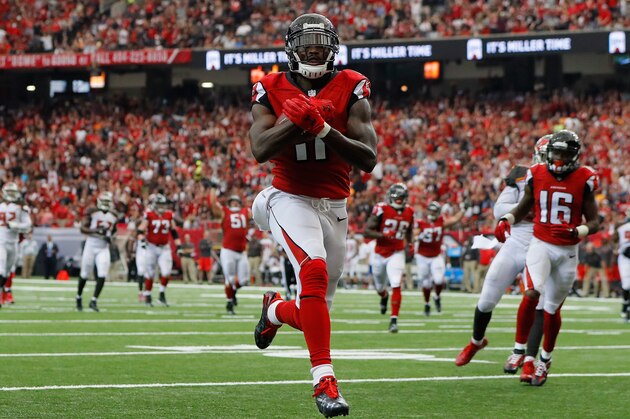 ATLANTA, GA - SEPTEMBER 11:  Julio Jones #11 of the Atlanta Falcons scores a touchdown against the Tampa Bay Buccaneers at Georgia Dome on September 11, 2016 in Atlanta, Georgia.  (Photo by Kevin C. Cox/Getty Images)