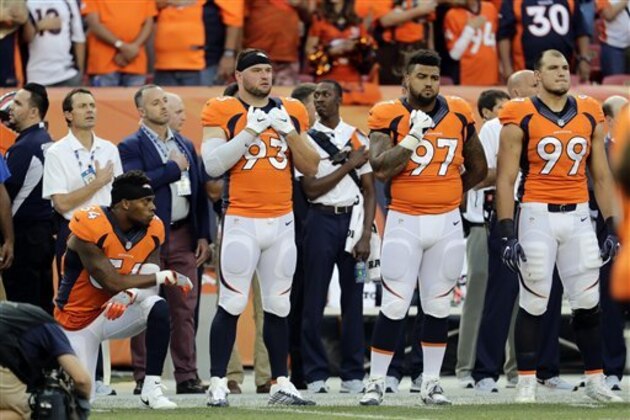 Brandon Marshall, linebacker interior de los Broncos de Denver, se arrodilla durante la interpretación del himno nacional, antes de un encuentro contra los Panthers de Carolina, el jueves 8 de septiembre de 2016 (AP Foto/Joe Mahoney)