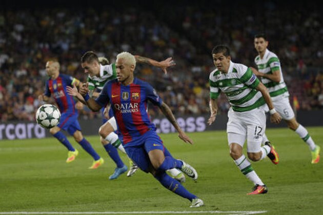 Barcelona's Neymar, center, runs through the Celtic defence during a Champions League, Group C soccer match between Barcelona and Celtic, at the Camp Nou stadium in Barcelona, Spain, Tuesday, Sept. 13, 2016. (AP Photo/Emilio Morenatti)