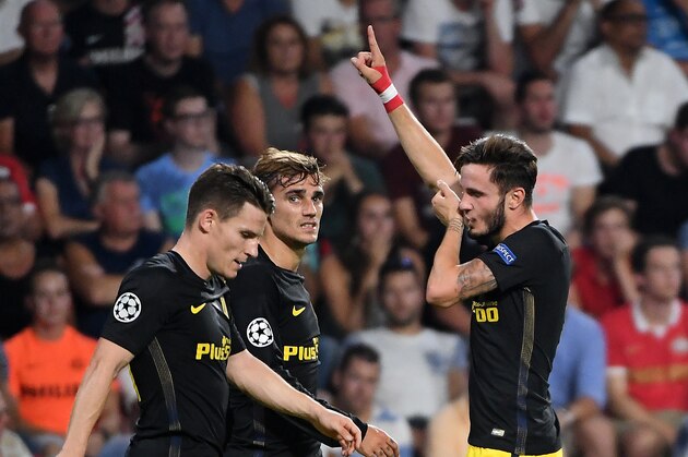 Atletico Madrid's Saul Niguez (R) celebrates after scoring a goal during the UEFA Champions League football match between PSV Eindhoven and Atletico Madrid at Philips Stadium on September 13, 2016, in Eindhoven, The Netherlands. / AFP / EMMANUEL DUNAND        (Photo credit should read EMMANUEL DUNAND/AFP/Getty Images)
