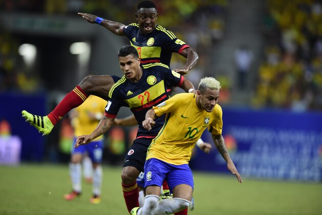 MANAUS, BRAZIL - SEPTEMBER 06: Neymar player of Brazil battles for the ball with Players of Colombia during 2018 FIFA World Cup Russia qualification match between Brazil and Colombia at Arena da Amazonia at Arena da Amazonia on September 6, 2016 in Manaus, Brazil. (Photo by Bruno Zanardo/Getty Images)