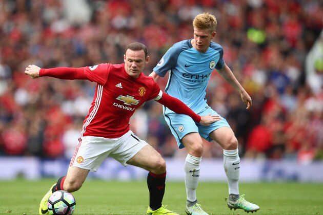 MANCHESTER, ENGLAND - SEPTEMBER 10: Wayne Rooney of Manchester United (L) and Kevin De Bruyne of Manchester City (R) battle for possession during the Premier League match between Manchester United and Manchester City at Old Trafford on September 10, 2016 in Manchester, England.  (Photo by Clive Brunskill/Getty Images)