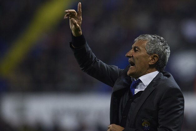 VALENCIA, SPAIN - JANUARY 25: Las Palmas manager Quique Setien reacts during the La Liga match between Levante UD and UD Las Palmas at Ciutat de Valencia Stadium on January 25, 2016 in Valencia, Spain. (Photo by Manuel Queimadelos Alonso/Getty Images) VALENCIA, SPAIN - JANUARY 25: Las Palmas manager Quique Setien reacts during the La Liga match between Levante UD and UD Las Palmas at Ciutat de Valencia Stadium on January 25, 2016 in Valencia, Spain. (Photo by Manuel Queimadelos Alonso/Getty Images)