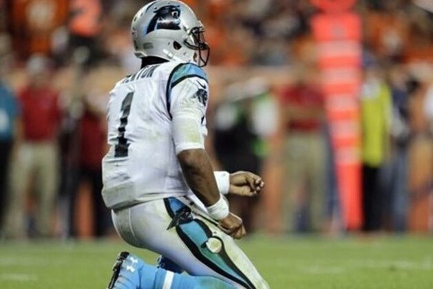 En esta foto del jueves 8 de septiembre de 2016, el quarterback de los Panthers de Carolina, Cam Newton, pone una rodilla en tierra tras recibir un golpe en el partido contra los Broncos de Denver (AP Foto/Joe Mahoney, archivo)