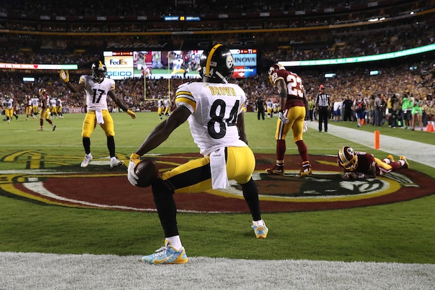 LANDOVER, MD - SEPTEMBER 12: Wide receiver Antonio Brown #84 of the Pittsburgh Steelers celebrates after scoring a third quarter touchdown against the Washington Redskins at FedExField on September 12, 2016 in Landover, Maryland. (Photo by Rob Carr/Getty Images)