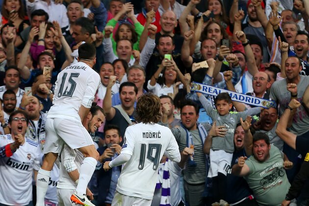 MADRID, SPAIN - MAY 04:  Gareth Bale of Real Madrid celebrates his goal with Daniel Carvajal and Luka Modric of Real Madrid infront of the Real Madrid fans during the UEFA Champions League Semi Final second leg match between Real Madrid and Manchester City FC at Estadio Santiago Bernabeu on May 4, 2016 in Madrid, Spain.  (Photo by Catherine Ivill - AMA/Getty Images)