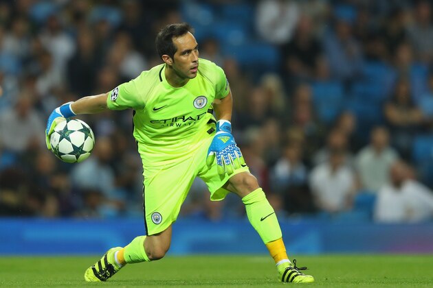 MANCHESTER, ENGLAND - SEPTEMBER 14: Claudio Bravo of Manchester City rolls the ball out during the UEFA Champions League match between Manchester City FC and VfL Borussia Moenchengladbach at Etihad Stadium on September 14, 2016 in Manchester, England.  (Photo by Richard Heathcote/Getty Images)