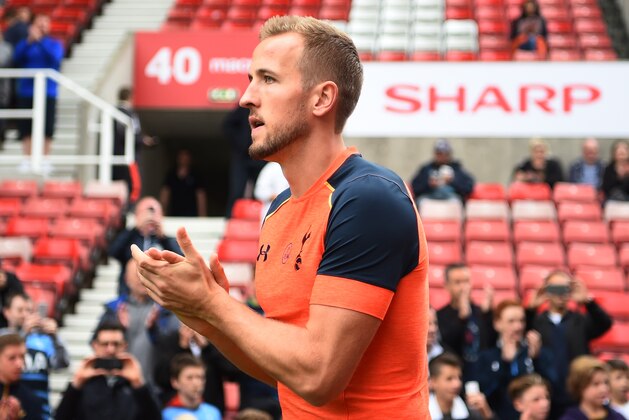 STOKE ON TRENT, ENGLAND - SEPTEMBER 10: Harry Kane of Tottenham Hotspur claps the home fans during the Premier League match between Stoke City and Tottenham Hotspur at Britannia Stadium on September 10, 2016 in Stoke on Trent, England.  (Photo by Laurence Griffiths/Getty Images)