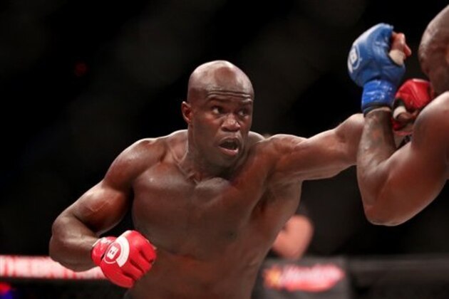 Cheick Kongo throws a punch against King Mo during their ight at Bellator 134 on Friday, Feb. 27, 2015, in Uncasville, CT.  King Mo won via split decision. (AP Photo/Gregory Payan)