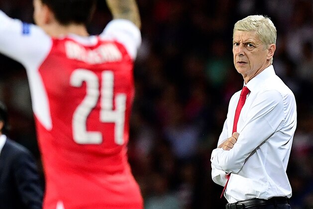 Arsenal's French manager Arsene Wenger (R) attends the UEFA Champions League Group A football match between Paris-Saint-Germain vs Arsenal FC, on September 13, 2016 at the Parc des Princes stadium in Paris.  / AFP / FRANCK FIFE        (Photo credit should read FRANCK FIFE/AFP/Getty Images)