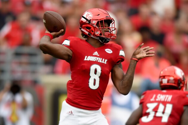 LOUISVILLE, KY - SEPTEMBER 17: Lamar Jackson #8 of the Louisville Cardinals throws a pass downfield during the first quarter of the game against the Florida State Seminoles at Papa John's Cardinal Stadium on September 17, 2016 in Louisville, Kentucky. (Photo by Bobby Ellis/Getty Images)