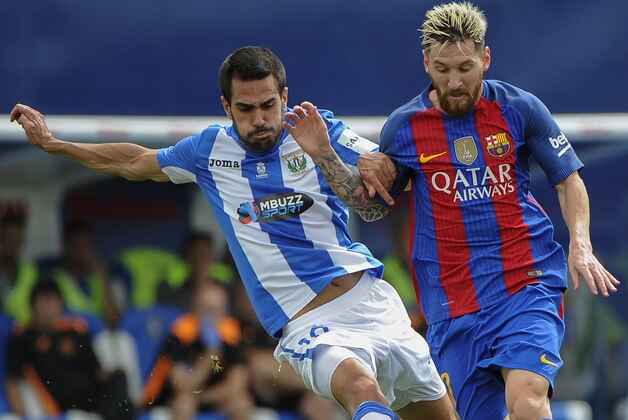 Leganes' defender Pablo Insua (L) vies with Barcelona's Argentinian forward Lionel Messi during the Spanish league football match CD Leganes CF vs FC Barcelona at the Butarque municipal stadium in Leganes on September 17, 2016. / AFP / PEDRO ARMESTRE        (Photo credit should read PEDRO ARMESTRE/AFP/Getty Images)