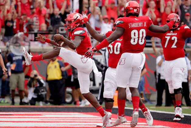 LOUISVILLE, KY - SEPTEMBER 17:  Lamar Jackson #8 of the Louisville Cardinals celebrates as he runs for a touchdown against the Florida State Seminoles  at Papa John's Cardinal Stadium on September 17, 2016 in Louisville, Kentucky.  (Photo by Andy Lyons/Getty Images)