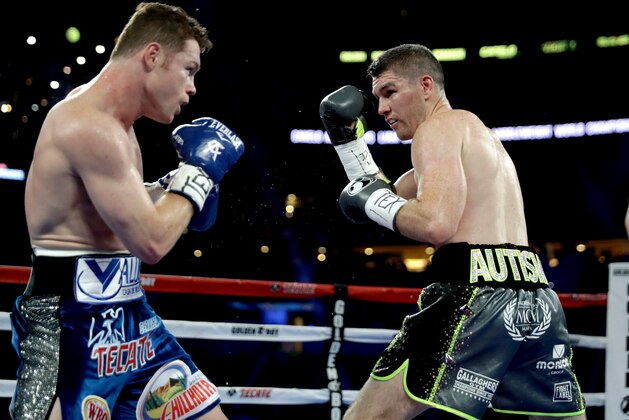 ARLINGTON, TX - SEPTEMBER 17: Canelo Alvarez (L) fights Liam Smith during the WBO Junior Middleweight World bout at AT&T Stadium on September 17, 2016 in Arlington, Texas. (Photo by Ronald Martinez/Getty Images)
