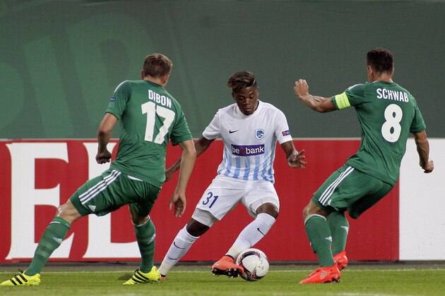 Christopher Dibon (L) and Stefan Schwab (R) of Rapid vie for the ball with Leon Bailey of Genk during the UEFA Europa League Group F football match Rapid Vienna v Genk in Vienna, Austria on September 15, 2016. / AFP / DANIEL MIHAILESCU        (Photo credit should read DANIEL MIHAILESCU/AFP/Getty Images)