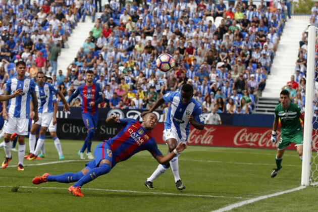 Barcelona's Rafinha Alcantara, center-left, and Leganes' Mamadou Kone, center-right, compete for the ball during the Spanish La Liga soccer match between Leganes and Barcelona at the Butarque stadium in Madrid, Spain, Saturday, Sept. 17, 2016. (AP Photo/Paul White)