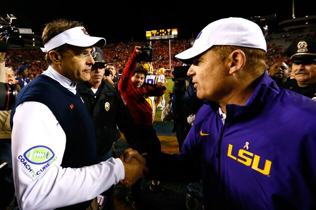 AUBURN, AL - OCTOBER 04:  Head coach Gus Malzahn of the Auburn Tigers shakes hands with head coach Les Miles of the LSU Tigers after their 41-7 win at Jordan Hare Stadium on October 4, 2014 in Auburn, Alabama.  (Photo by Kevin C. Cox/Getty Images)