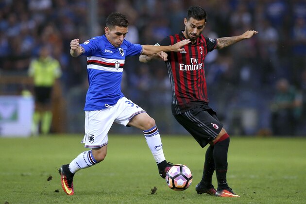 Sampdoria's Uruguayan midfielder Lucas Torreira (L) vies for the ball with AC Milan's Spanish midfielder Suso during the Italian Serie A football match Sampdoria vs AC Milan on September 16, 2016 at the Luigi Ferraris Stadium in Genoa. / AFP / MARCO BERTORELLO        (Photo credit should read MARCO BERTORELLO/AFP/Getty Images)