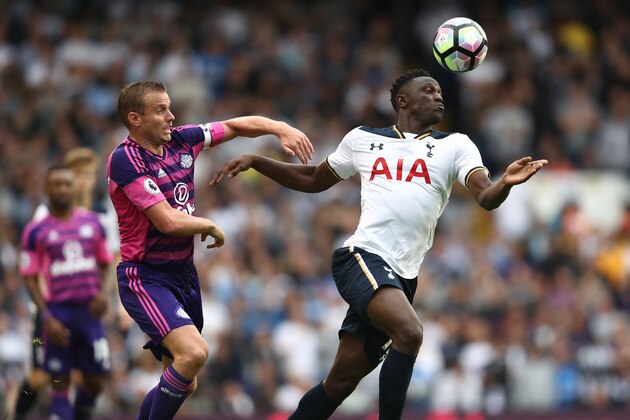 LONDON, ENGLAND - SEPTEMBER 18: Victor Wanyama of Tottenham Hotspur (R) is pulled back Lee Cattermole of Sunderland (L) during the Premier League match between Tottenham Hotspur and Sunderland at White Hart Lane on September 18, 2016 in London, England.  (Photo by Julian Finney/Getty Images)