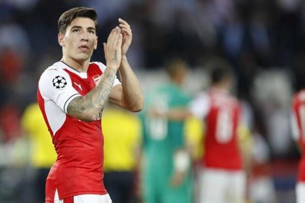 Arsenal's Hector Bellerin applauds the crowd after the Champions League group A soccer match group between Paris Saint Germain and Arsenal at the Parc des Princes stadium in Paris, Tuesday, Sept. 13, 2016. The match ended in a 1-1 draw. (AP Photo/Christophe Ena)