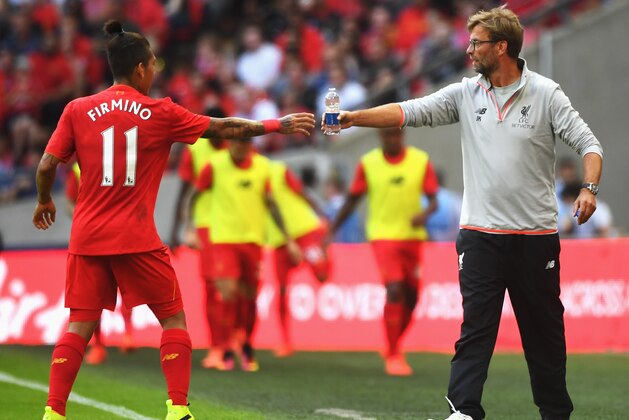 LONDON, ENGLAND - AUGUST 06:  Jurgen Klopp, Manager of Liverpool gives a drink to Roberto Firmino of Liverpool during the International Champions Cup match between Liverpool and Barcelona at Wembley Stadium on August 6, 2016 in London, England.  (Photo by Michael Regan/Getty Images)