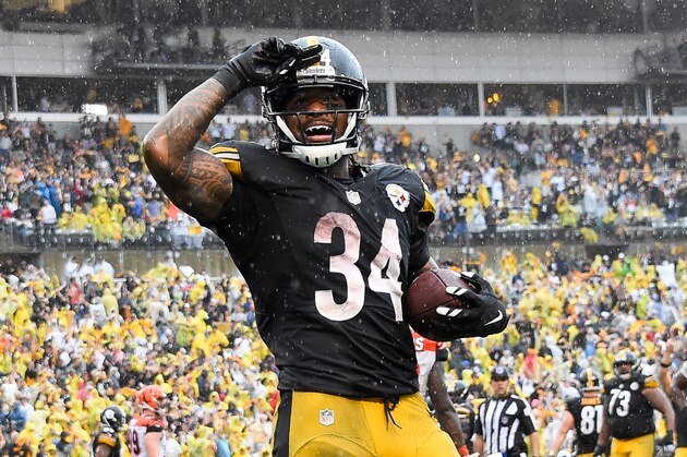PITTSBURGH, PA - SEPTEMBER 18:  DeAngelo Williams #34 of the Pittsburgh Steelers celebrates his touchdown reception in the fourth quarter during the game against the Cincinnati Bengals at Heinz Field on September 18, 2016 in Pittsburgh, Pennsylvania. (Photo by Joe Sargent/Getty Images)