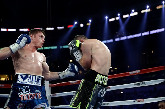 ARLINGTON, TX - SEPTEMBER 17: Canelo Alvarez, left, fights with Liam Smith, right, during the WBO Junior Middleweight World fight at AT&T Stadium on September 17, 2016 in Arlington, Texas. (Photo by Ronald Martinez/Getty Images)