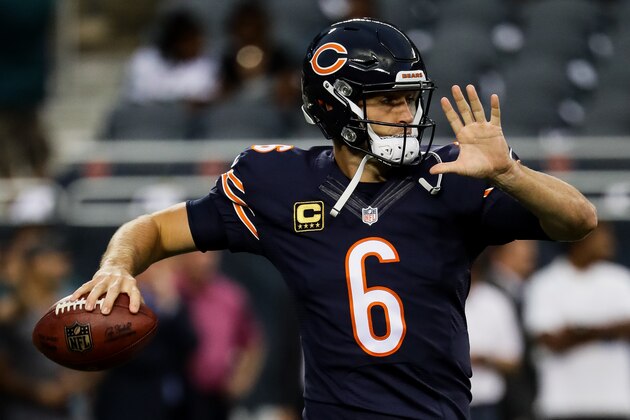 CHICAGO, IL - SEPTEMBER 19:  Quarterback Jay Cutler #6 of the Chicago Bears warms up prior to the game against the Philadelphia Eagles at Soldier Field on September 19, 2016 in Chicago, Illinois.  (Photo by Jonathan Daniel/Getty Images)