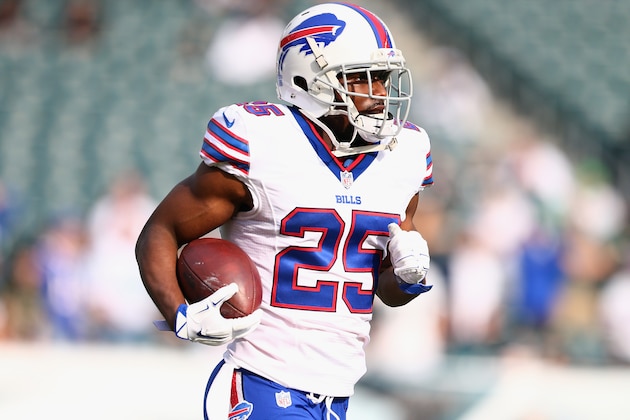 PHILADELPHIA, PA - DECEMBER 13:  Running back LeSean McCoy #25 of the Buffalo Bills runs with the ball before the game against the Philadelphia Eagles at Lincoln Financial Field on December 13, 2015 in Philadelphia, Pennsylvania.  (Photo by Mitchell Leff/Getty Images)
