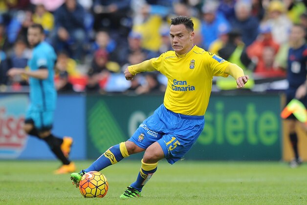 LAS PALMAS, SPAIN - FEBRUARY 20:  Roque Mesa of UD Las Palmas in action during the La Liga match between UD Las Palmas and FC Barcelona at Estadio Gran Canaria on February 20, 2016 in Las Palmas, Spain.  (Photo by Denis Doyle/Getty Images)
