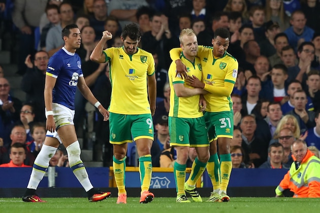 LIVERPOOL, ENGLAND - SEPTEMBER 20:  Steven Naismith (2ndR) of Norwich City celebrates scoring the opening goal with Josh Murphy during the EFL Cup Third Round match between Everton and Norwich City at Goodison Park on September 20, 2016 in Liverpool, England.  (Photo by Matthew Lewis/Getty Images)