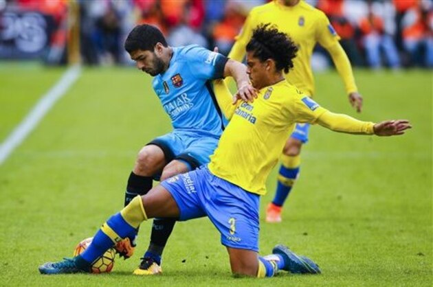 Barcelona's Luis Suarez fights for the ball against Las Palmas' Mauricio Lemos during a Spanish La Liga soccer match between Las Palmas and Barcelona, at the Gran Canaria stadium in Las Palmas de Gran Canaria island, Spain, Saturday, Feb. 20, 2016. (AP Photo/Lucas de Leon)