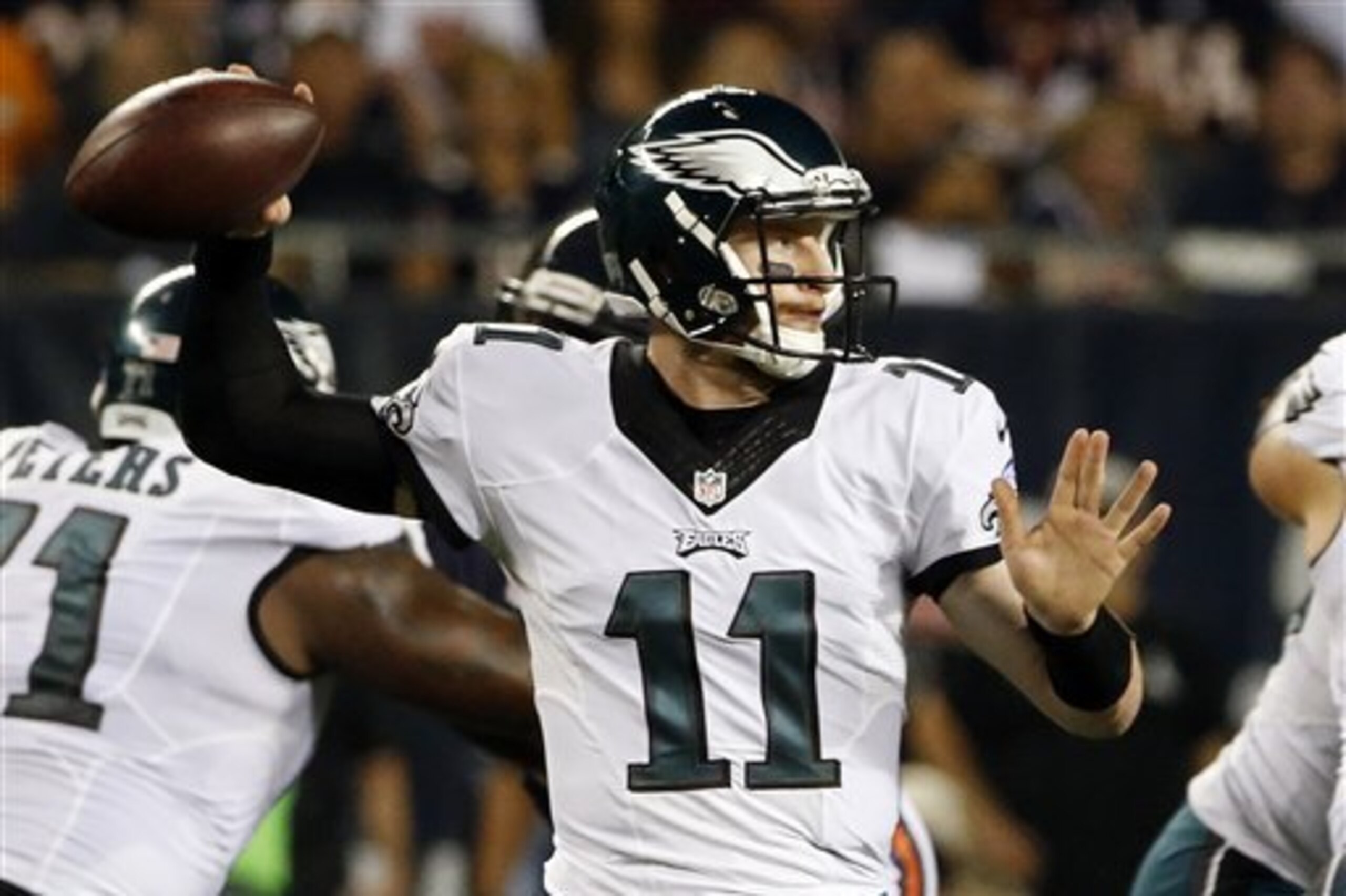 Carson Wentz, quarterback de los Eagles de Filadelfia, lanza un pase durante el encuentro ante los Bears de Chicago, el lunes 19 de septiembre de 2016 (AP Foto/Nam Y. Huh)