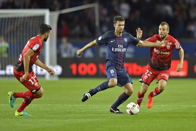 PARIS, FRANCE - SEPTEMBER 20:  Thiago Motta of Paris Saint-Germain passes the ball during the Ligue 1 match between Paris Saint-Germain and Dijon FCO at Parc des Princes on September 20, 2016 in Paris, France.  (Photo by Aurelien Meunier/Getty Images)