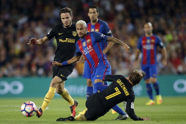 FC Barcelona's Neymar, center, duels for the ball against Atletico Madrid's Antoine Griezmann, right, during the Spanish La Liga soccer match between FC Barcelona and Atletico Madrid at the Camp Nou in Barcelona, Spain, Wednesday, Sept. 21, 2016. (AP Photo/Manu Fernandez)