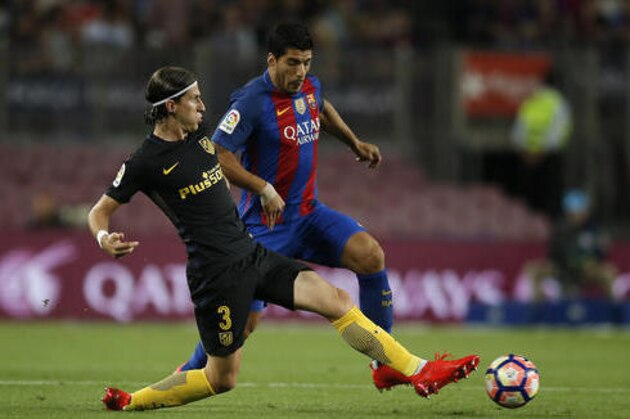 FC Barcelona's Luis Suarez, right, duels for the ball against Atletico Madrid's Filipe Lu's during the Spanish La Liga soccer match between FC Barcelona and Atletico Madrid at the Camp Nou in Barcelona, Spain, Wednesday, Sept. 21, 2016. (AP Photo/Manu Fernandez)