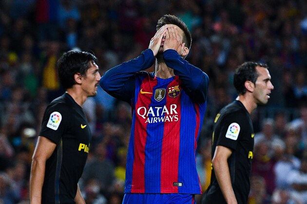 BARCELONA, SPAIN - SEPTEMBER 21:  Gerard Pique of FC Barcelona reacts after missing a chance to score during the La Liga match between FC Barcelona and Club Atletico de Madrid at the Camp Nou stadium on September 21, 2016 in Barcelona, Spain.  (Photo by David Ramos/Getty Images)